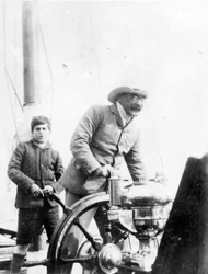 Rudyard Kipling och hans son John på yachten 